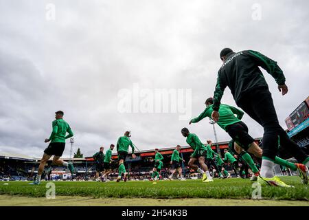 Luton, Regno Unito. 25 giugno 2021. Vista generale dei giocatori di Stoke City che si riscaldano prima della partita del Campionato Sky Bet tra Luton Town e Stoke City a Kenilworth Road, Luton, Inghilterra, il 6 novembre 2021. Foto di David Horn. Credit: Prime Media Images/Alamy Live News Foto Stock