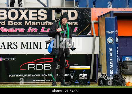 Luton, Regno Unito. 25 giugno 2021. Il fotografo di Stoke City durante la partita del Campionato Sky Bet tra Luton Town e Stoke City a Kenilworth Road, Luton, Inghilterra, il 6 novembre 2021. Foto di David Horn. Credit: Prime Media Images/Alamy Live News Foto Stock