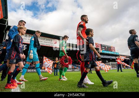 Luton, Regno Unito. 25 giugno 2021. I giocatori entrano in campo per la partita del Campionato Sky Bet tra Luton Town e Stoke City a Kenilworth Road, Luton, Inghilterra, il 6 novembre 2021. Foto di David Horn. Credit: Prime Media Images/Alamy Live News Foto Stock