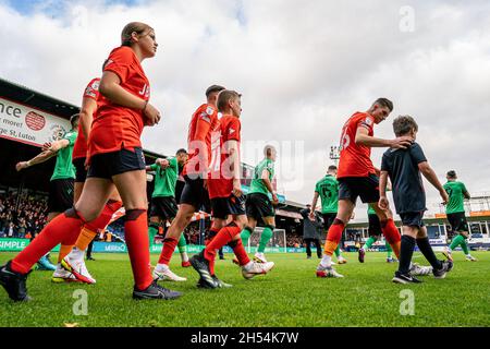 Luton, Regno Unito. 25 giugno 2021. I giocatori entrano in campo per la partita del Campionato Sky Bet tra Luton Town e Stoke City a Kenilworth Road, Luton, Inghilterra, il 6 novembre 2021. Foto di David Horn. Credit: Prime Media Images/Alamy Live News Foto Stock