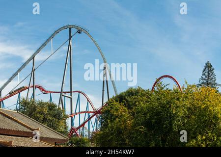 CoTARRAGONA, SPAGNA - ottobre 2021: Shambhala è una montagna di montagne russe in acciaio Hyper Coaster situata a PortAventura a Salou, in Spagna. È il secondo più alto (256 Foto Stock