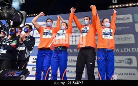 OLANDA METTE Jesse NED DE BOER Thom NED DE WAARD Maaike NED BOSCH Kim NED Medaglia d'oro 4x50m Freestyle Mixed Podium Kazan - Russia 06/11/2021 Aquatics Palace LEN European Short Course Swimming Championships Foto Andrea Staccioli / Deepbluemedia / Insidefoto Foto Stock