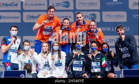 PAESI BASSI, PUT Jesse NED, DE BOER Thom NED, DE WAARD Maaike NED, BOSCH Kim NED, Medaglia d'oro, ITALIA , MIRESSI Alessandro ITA, ZAZZERI Lorenzo ITA, DI PIETRO Silvia ITA, COCCONCELLI Costanza ITA, Medaglia d'Argento, RUSSIA , MOROZOV Vladimir RUS, KOLESNIKOV Klimment RUS, SURKOVA Arina RUS, KAMENEVA Maria RUS, 4x50m Freestyle MixedKazan - Russia 06/11/2021 Aquatics Palace LEN European Short Course Swimming Championships Photo Giorgio Scala / Deepbluemedia / Insidefoto Foto Stock