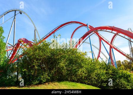 CoTARRAGONA, SPAGNA - ottobre 2021: Shambhala è una montagna di montagne russe in acciaio Hyper Coaster situata a PortAventura a Salou, in Spagna. È il secondo più alto (256 Foto Stock