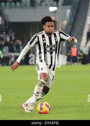 Torino, Italia. 6 novembre 2021. Weston McKennie (Juventus FC) durante la Juventus FC vs ACF Fiorentina, Campionato italiano di calcio A a Torino, Italia, Novembre 06 2021 Credit: Independent Photo Agency/Alamy Live News Foto Stock