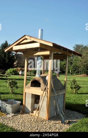 Pizza all'aperto e forno da forno fatti a mano, fai da te, per fare pizza, pane e altri prodotti alimentari in azienda, Madison, Wisconsin, Stati Uniti Foto Stock