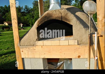 Pizza all'aperto e forno da forno fatti a mano, fai da te, per fare pizza, pane e altri prodotti alimentari in azienda, Madison, Wisconsin, Stati Uniti Foto Stock