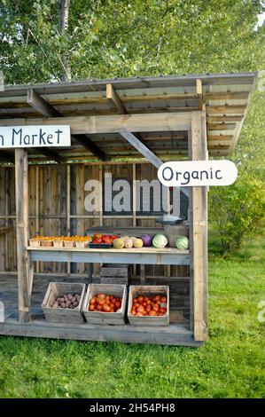 Stand sul lato strada del Community Farm Market con prodotti biologici freschi locali, Ashland, Wisconsin, USA Foto Stock