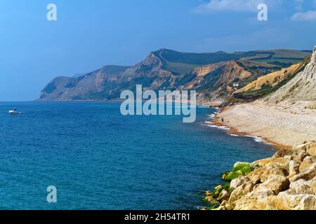 Regno Unito, Dorset, West Bay, vista da Coast Path guardando ovest verso Eype e Thorncombe Beacon Foto Stock