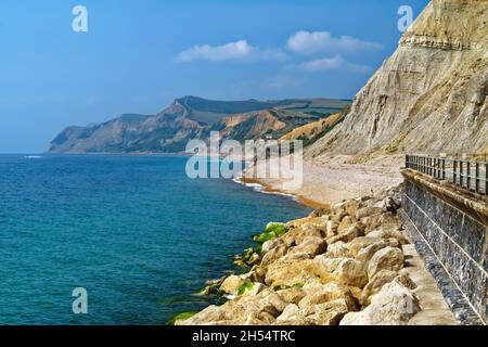 Regno Unito, Dorset, West Bay, vista da Coast Path guardando ovest verso Eype e Thorncombe Beacon Foto Stock