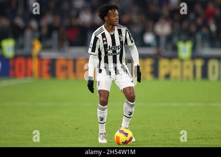 Torino, 6 novembre 2021. Juan Cuadrado della Juventus durante la Serie A allo Stadio Allianz di Torino. Il credito d'immagine dovrebbe essere: Jonathan Moscrop / Sportimage Foto Stock