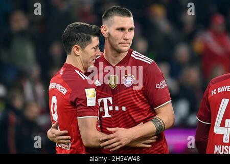 Monaco di Baviera, Germania. 6 novembre 2021. Da sinistra: Robert LEWANDOWSKI (FC Bayern Monaco) con Niklas SUELE (FC Bayern Monaco), abbraccio, azione. Calcio 1. Bundesliga stagione 2021/2022, 11.matchday, matchday11. FC Bayern Monaco-SC Friburgo 2-1 il 6 novembre 2021, ALLIANZARENA Muenchen. Credit: dpa/Alamy Live News Foto Stock