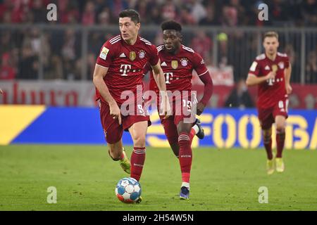 Monaco di Baviera, Germania. 6 novembre 2021. Robert LEWANDOWSKI (FC Bayern Monaco di Baviera) sulla palla, azione, hi: Alphonso DAVIES (FC Bayern Monaco di Baviera). Calcio 1. Bundesliga stagione 2021/2022, 11.matchday, matchday11. FC Bayern Monaco-SC Friburgo 2-1 il 6 novembre 2021, ALLIANZARENA Muenchen. Credit: dpa/Alamy Live News Foto Stock