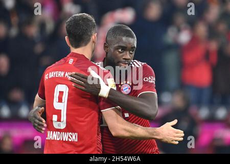 Monaco di Baviera, Germania. 6 novembre 2021. Da sinistra: Robert LEWANDOWSKI (FC Bayern Munich) con Dayot UPAMECANO (FC Bayern Munich), abbraccio, azione. Calcio 1. Bundesliga stagione 2021/2022, 11.matchday, matchday11. FC Bayern Monaco-SC Friburgo 2-1 il 6 novembre 2021, ALLIANZARENA Muenchen. Credit: dpa/Alamy Live News Foto Stock