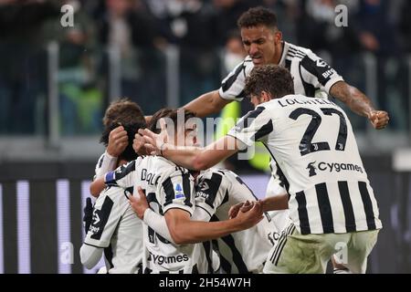 Torino, 6 novembre 2021. I giocatori della Juventus festeggiano dopo che Juan Cuadrado ha segnato un traguardo tardivo per dare al fianco un vantaggio di 1-0 durante la partita della Serie A allo Stadio Allianz di Torino. Il credito d'immagine dovrebbe essere: Jonathan Moscrop / Sportimage Foto Stock