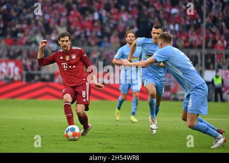 Monaco di Baviera, Germania. 6 novembre 2021. Leon GORETZKA (FC Bayern Monaco) sulla palla, azione. Calcio 1. Bundesliga stagione 2021/2022, 11.matchday, matchday11. FC Bayern Monaco-SC Friburgo 2-1 il 6 novembre 2021, ALLIANZARENA Muenchen. Credit: dpa/Alamy Live News Foto Stock