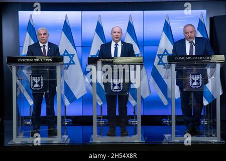 Gerusalemme, Israele. 6 novembre 2021. Il primo ministro israeliano Naftali Bennett (C) tiene una conferenza stampa con il ministro degli Esteri Yair Lapid (L) e il ministro delle Finanze Avigdor Liberman (R) presso l'Ufficio Stampa del Governo (GPO) a Gerusalemme sabato 6 novembre 2021. Foto piscina di Ohad Zwigenberg/UPI Credit: UPI/Alamy Live News Foto Stock