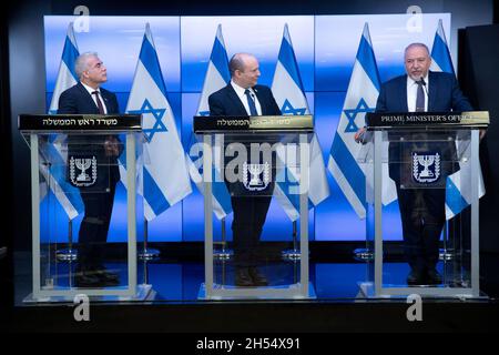 Gerusalemme, Israele. 6 novembre 2021. Il primo ministro israeliano Naftali Bennett (C) tiene una conferenza stampa con il ministro degli Esteri Yair Lapid (L) e il ministro delle Finanze Avigdor Liberman (R) presso l'Ufficio Stampa del Governo (GPO) a Gerusalemme sabato 6 novembre 2021. Foto piscina di Ohad Zwigenberg/UPI Credit: UPI/Alamy Live News Foto Stock