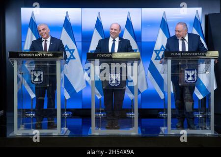 Gerusalemme, Israele. 6 novembre 2021. Il primo ministro israeliano Naftali Bennett (C) tiene una conferenza stampa con il ministro degli Esteri Yair Lapid (L) e il ministro delle Finanze Avigdor Liberman (R) presso l'Ufficio Stampa del Governo (GPO) a Gerusalemme sabato 6 novembre 2021. Foto piscina di Ohad Zwigenberg/UPI Credit: UPI/Alamy Live News Foto Stock