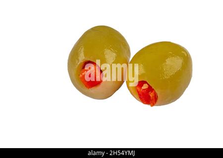 Piccole olive verdi in salamoia, farcite con peperoncino rosso in una ciotola di legno. Frutta di Olea europaea, farcita con fette di peperone. Primo piano da abov Foto Stock