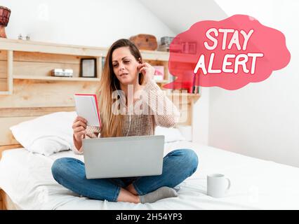 Inspirazione che mostra il cartello Stay Alert. Parola scritta su prestare piena attenzione alle cose intorno Quick to SEE or capisce Abstract ordinare cibo Online Foto Stock