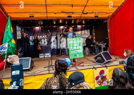 Durante la manifestazione, un manifestante ha assistito a un discorso emotivo contro il cambiamento climatico. la marcia è organizzata dalla Coalizione olandese per la crisi climatica, che è la collaborazione tra undici organizzazioni e gruppi diversi. Questa manifestazione si sta svolgendo contemporaneamente alla Conferenza delle Nazioni Unite sul cambiamento climatico di Glasgow, per chiedere un cambiamento drastico e che il governo olandese agisca ora, sotto forma di politiche climatiche ambiziose ed eque. Questa è stata la più grande manifestazione climatica del paese. Foto Stock