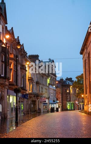 Scena di strada con la scultura su Plainstones. High Street, Royal Burgh di Elgin, murene, Scozia, Regno Unito, Gran Bretagna Foto Stock