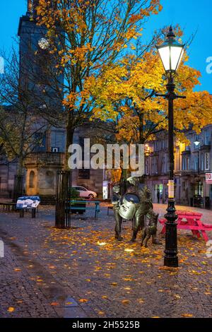 Scena di strada con la scultura su Plainstones. High Street, Royal Burgh di Elgin, murene, Scozia, Regno Unito, Gran Bretagna Foto Stock