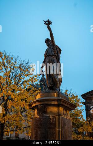 Scena di strada con la scultura su Plainstones. High Street, Royal Burgh di Elgin, murene, Scozia, Regno Unito, Gran Bretagna Foto Stock