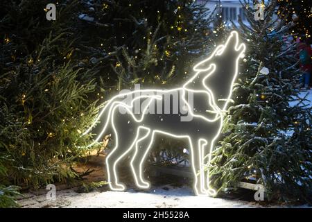 Grande scultura animale chiaro decorazione e alberi di Natale. Decorazioni luminose a LED per le vacanze sulla strada pubblica della città. Foto Stock