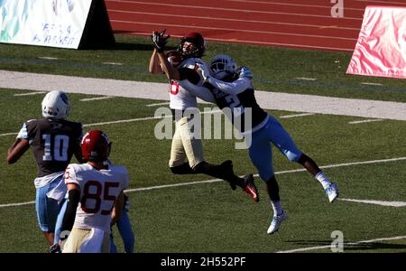 New York City, New York, Stati Uniti. 6 novembre 2021. Harvard Crimson Wide Receiver James Batch tira in un pass di 39 anni mentre è custodito da Columbia Defensive Back, si Allen durante Ivy League giocare contro i Columbia Lions al Columbia's Wien Stadium di New York. Il passaggio ha impostato un successivo touchdown per Harvard a Passi pure 28-0. Harvard ha vinto il gioco 49-21. Credit: Adam Stoltman/Alamy Live News Foto Stock