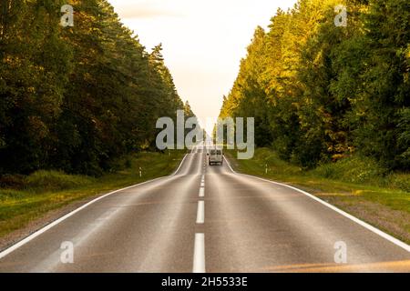 Strada attraverso l'Estonia durante il viaggio estivo 2021 Foto Stock