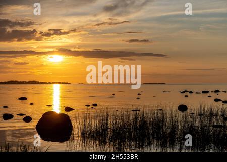 Strada attraverso l'Estonia durante il viaggio estivo 2021 Foto Stock