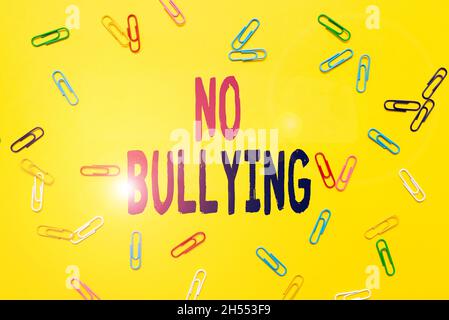 Scrittura testo visualizzazione Nessun bullismo. Business showcase smettere di comportamento aggressivo tra i bambini squilibrio di potenza pensiero critico trovare indizi Foto Stock