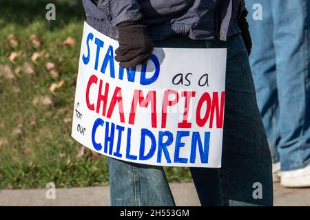 St. Paul, Minnesota. 3 novembre 2021. Lotta per i nostri figli protesta. Protesta di fronte al dipartimento di formazione per fermare la mascheratura e vac Foto Stock