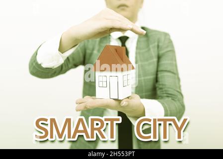 Scrittura visualizzazione testo Smart City. Concetto che significa area urbana che utilizza Internet delle cose elettronico diverso agente di vendita del bene immobile nuovo Foto Stock