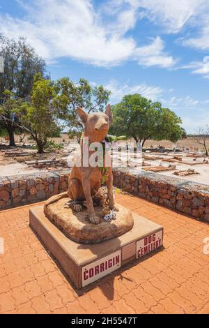 Statua del cane all'ingresso del Cimitero del cane di Corrigin, un'attrazione turistica, Corrigin, regione di Wheatbelt, Australia Occidentale, WA, Australia Foto Stock