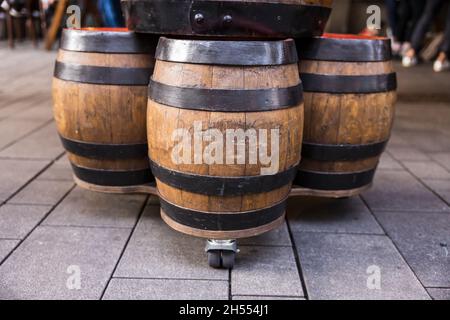 Un primo piano di botti di vino in legno a terra Foto Stock