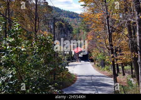 Warner, New Hampshire, Stati Uniti. Il ponte coperto Waterloo sul fiume Warner a Warner, New Hampshire. Il ponte lungo 84 metri fu costruito nel 1859. Foto Stock