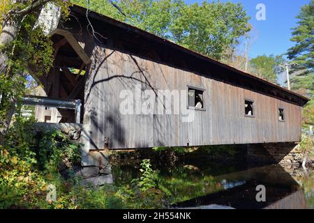 Warner, New Hampshire, Stati Uniti. Il ponte coperto Waterloo sul fiume Warner a Warner, New Hampshire. Il ponte lungo 84 metri fu costruito nel 1859. Foto Stock