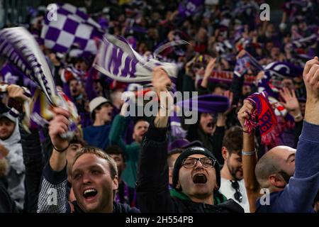 Torino, 6 novembre 2021. I tifosi di ACF Fiorentina ondano sciarpe durante la serie A allo Stadio Allianz di Torino. Il credito d'immagine dovrebbe essere: Jonathan Moscrop / Sportimage Foto Stock