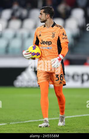 Torino, 6 novembre 2021. Mattia Perin della Juventus durante la Serie A allo Stadio Allianz di Torino. Il credito d'immagine dovrebbe essere: Jonathan Moscrop / Sportimage Foto Stock