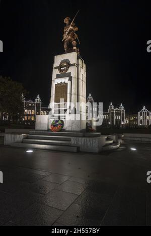 Vista notturna verticale British Columbia Legislature Cenotaph Bronze statue War Memorial al Milite Ignoto, installato fuori dal Parlamento Foto Stock