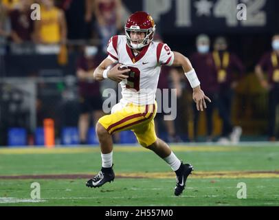 Tempe, Arizona, Stati Uniti. 6 novembre 2021. Quarterback Kedon Slovis (9) dei Trojans USC corre all'esterno nel primo trimestre tra l'Università della California meridionale e l'Arizona state Sun Devils al Sun Devil Stadium di Tempe, Arizona. Michael Cazares/Cal Sport Media. Credit: csm/Alamy Live News Foto Stock