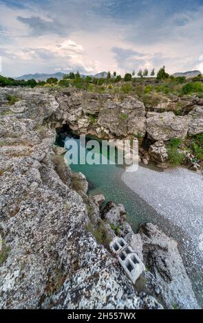 A fine estate le cascate Cijevna e il letto del fiume sono inattivi a causa delle basse precipitazioni nelle montagne estive, ma la zona è ancora impressionante formazione rocciosa Foto Stock