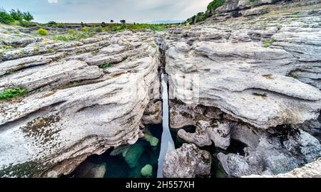 A fine estate le cascate Cijevna e il letto del fiume sono inattivi a causa delle basse precipitazioni nelle montagne estive, ma la zona è ancora impressionante formazione rocciosa Foto Stock