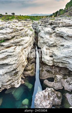 A fine estate le cascate Cijevna e il letto del fiume sono inattivi a causa delle basse precipitazioni nelle montagne estive, ma la zona è ancora impressionante formazione rocciosa Foto Stock