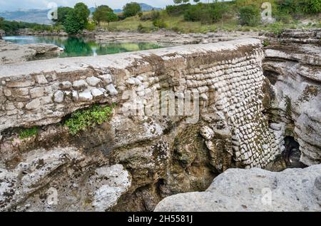 A fine estate le cascate Cijevna e il letto del fiume sono inattivi a causa delle basse precipitazioni nelle montagne estive, ma la zona è ancora impressionante formazione rocciosa Foto Stock