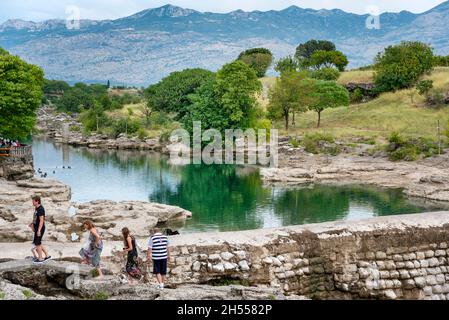 A fine estate le acque del fiume Cijevna sono basse e non possono passare oltre il divario per cadere a formare le Cascate del Niagara, ma la zona ha ancora impres Foto Stock