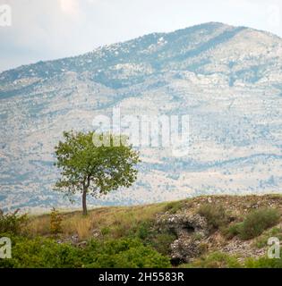 Fine estate paesaggio, al crepuscolo, nelle montagne che circondano Podgorica, paesaggio arido, arroccato dal sole estivo. Foto Stock